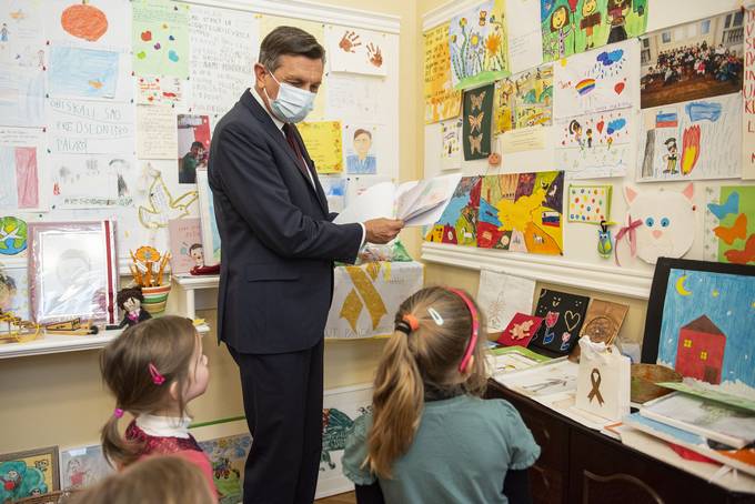Predsednik Pahor ob mednarodnem dnevu knjig za otroke v Predsedniki palai otrokom priredil ivahen sprejem, posveen Eli Peroci in njeni Muci Copatarici